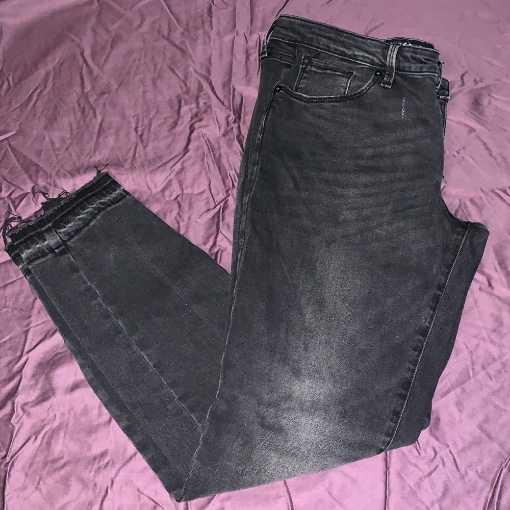 Black vintage wash raw edge skinny jean